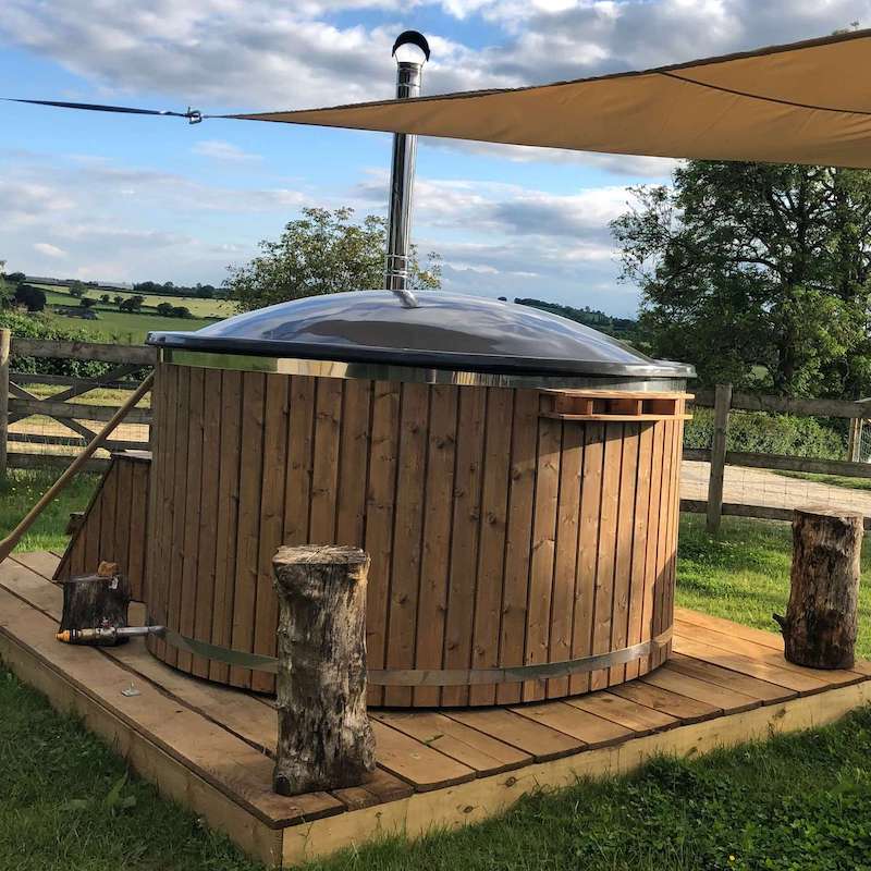 Glamping with hot tubs in the Cotswolds, Oxfordshire, at Campfires & Stars