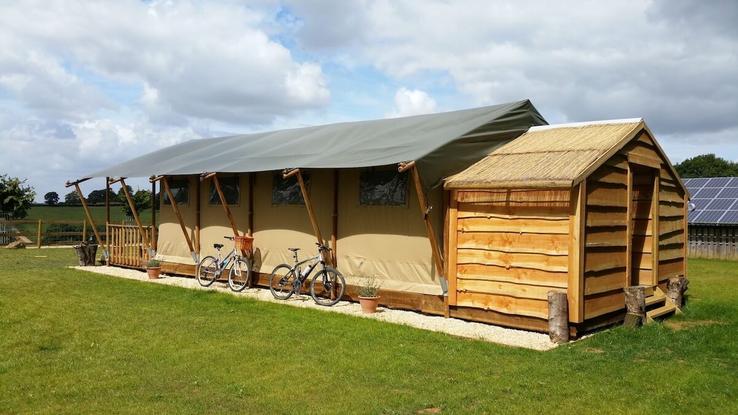 Sideview of the safari tent at Campfires & Stars, a glamping site in the Cotswolds, Oxfordshire